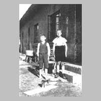 056-0032 Bruno Spauschus 1937 mit Uhrkette, seinem Cousin und seiner Katze vor dem grauen Haus..jpg